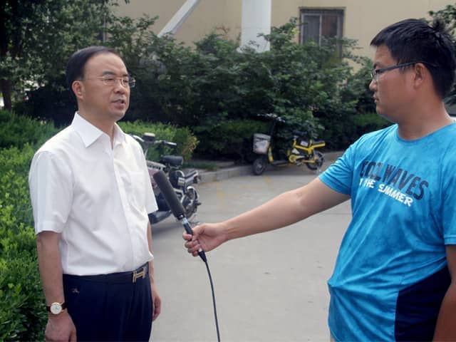山東天意機械董事長劉洪彬作為基層共產黨員，今天接受了當?shù)赜浾叩牟稍L